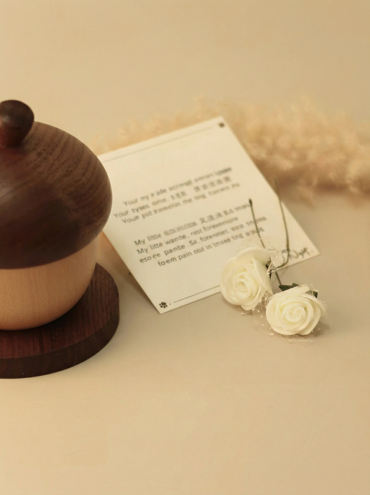 Acorn-shaped memorial keepsake urn for pets